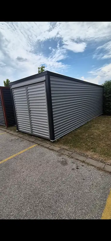 Krov antracit garaže na jednu vodu naspram neba